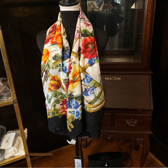 Dolce & Gabbana NWT Modal & Cashmere Blend Floral Lattice Fringed 52”x 77” Wrap. - Picture 14 of 16